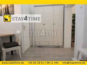 Übersicht Küchenraum mit Kleid