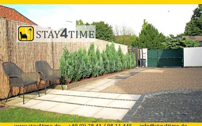 16 Außengelände mit Eingangsto