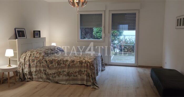 Großes Schlafzimmer mit Zugang