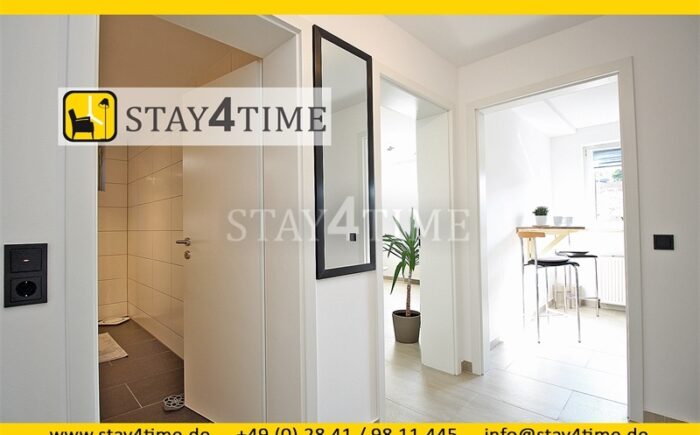 2. Diele mit Blick ins Bad, Wo