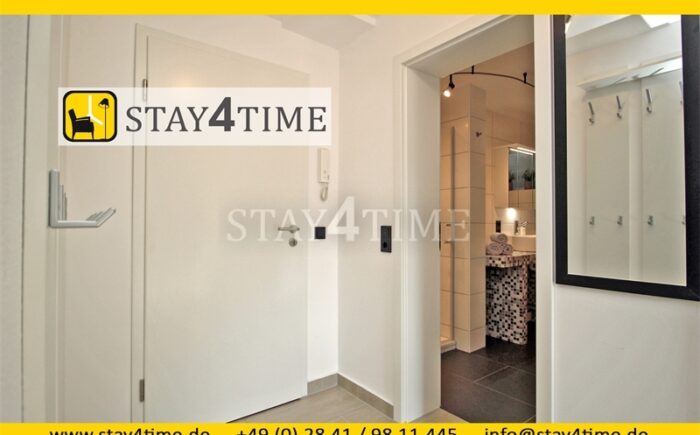 26. Diele mit Blick ins Bad