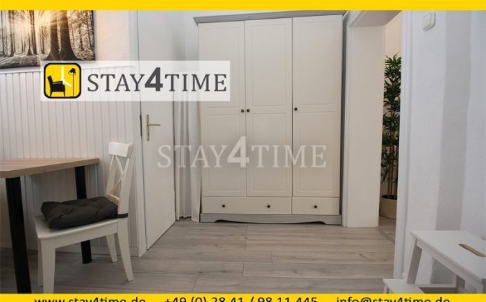 Übersicht Küchenraum mit Kleid