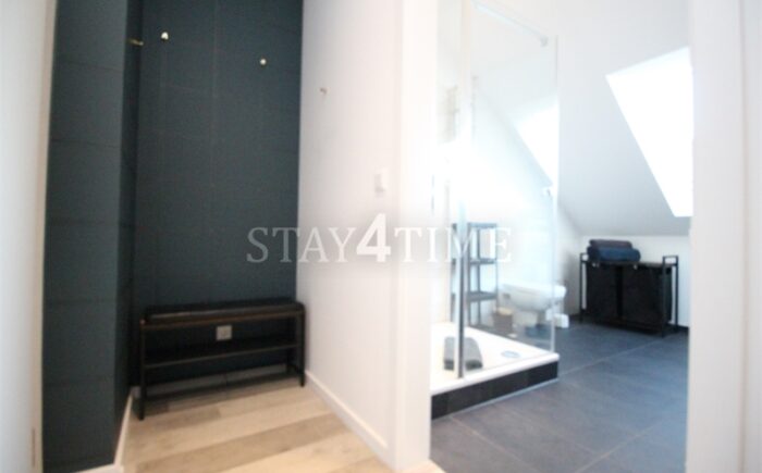 Gr. Whg. - Blick in Diele und