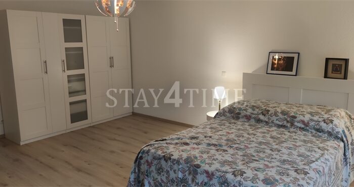 Großes Schlafzimmer mit Zugang